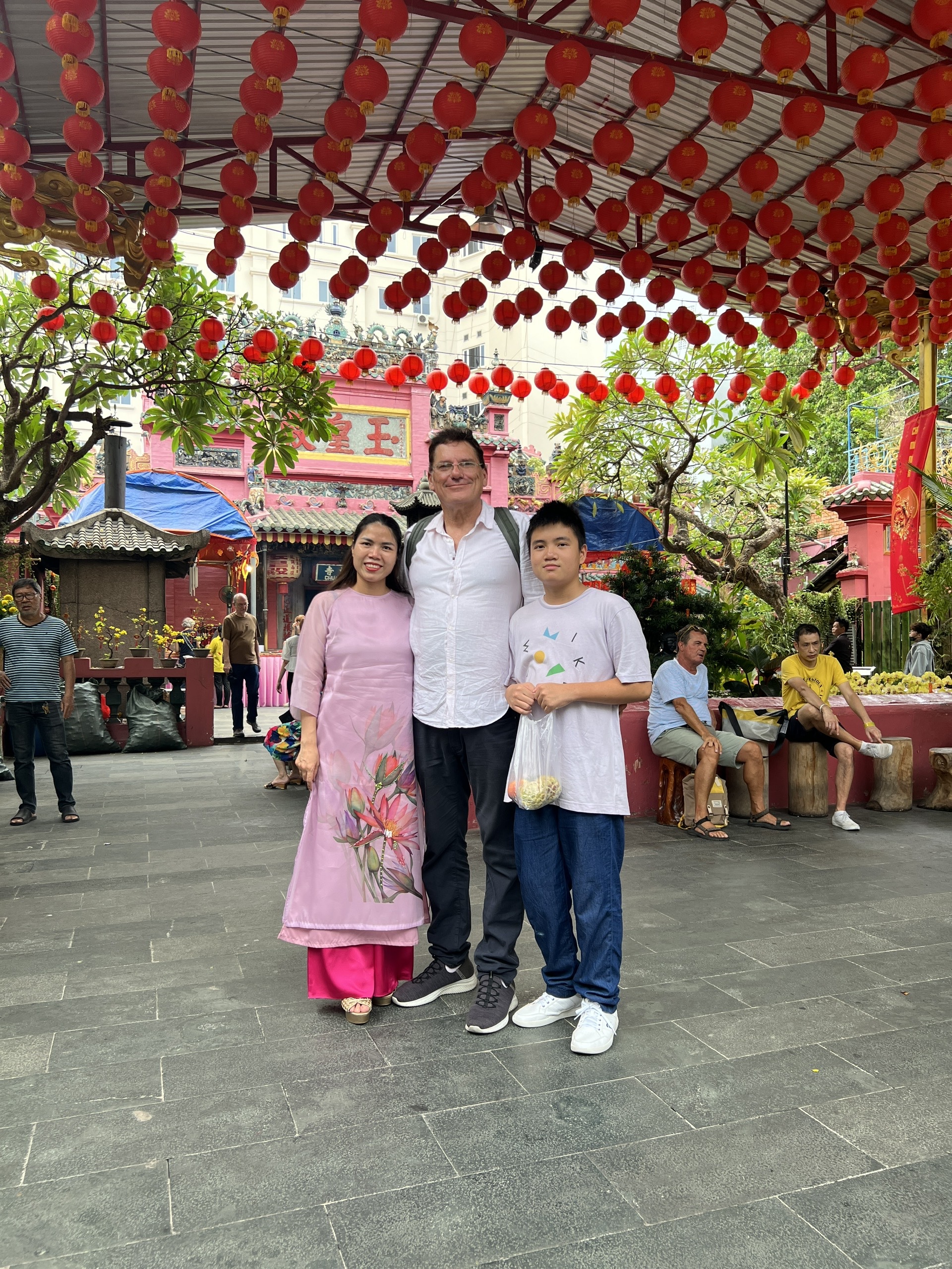 Gia đình ở chùa Ngọc Hoàng
